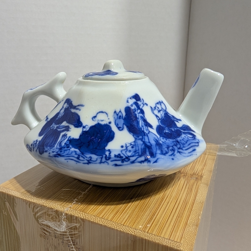 The Bombay Company Vintage Blue & White Triangle Teapot With Box